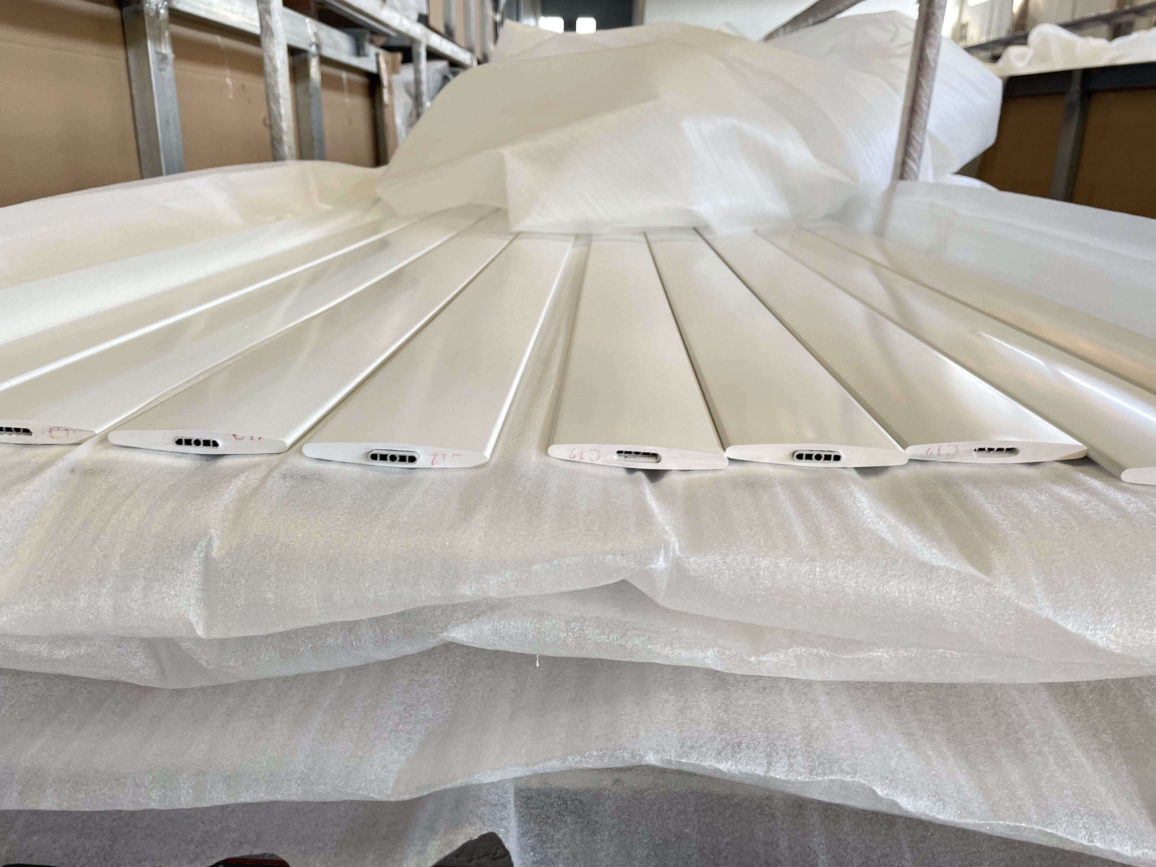 22. Januar 2024 Lieferung von Polymer-Plantagen-Fensterläden